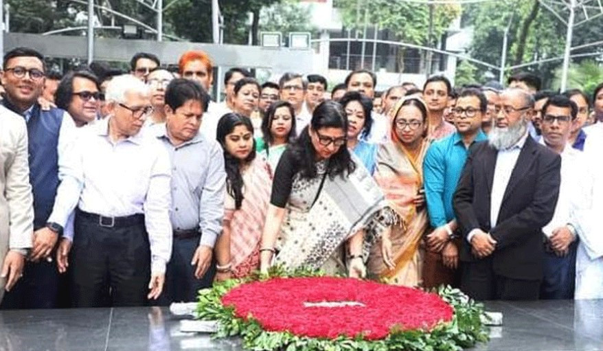 বঙ্গবন্ধু শেখ মুজিবুর রহমানের প্রতিকৃতিতে শ্রদ্ধাঞ্জলি নিবেদন করেন জবি উপাচার্য